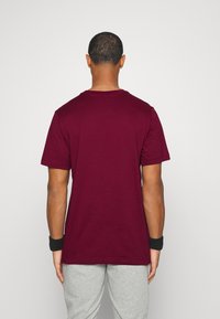 Nike Performance CREW SOLID - T-shirt desportiva - dark beetroot/white