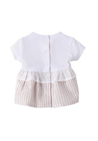 Top blanco de manga corta con un dobladillo con volantes, presenta una tela a rayas rosa y blanca en la parte inferior, cerrada con botones en la parte posterior.