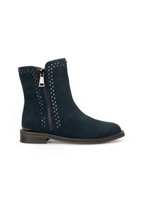 Botas de tobillo de ante azul marino con un cierre lateral y acentos de tachuelas metálicas a lo largo de la línea del zipper y en la parte superior. Tacón bajo y plano de color marrón.