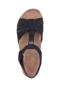 Schwarze Sandale mit geflochtenem Riemendesign, aus Wildleder, offene Zehen, verstellbarer Knöchelriemen und einer strukturierten braunen Innensohle mit Logo.