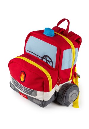 Zaino a forma di camion dei pompieri rosso con accenti blu, cerniere gialle e logo di fiamma ricamato. Presenta spallacci imbottiti e un design con ruote testurizzate.