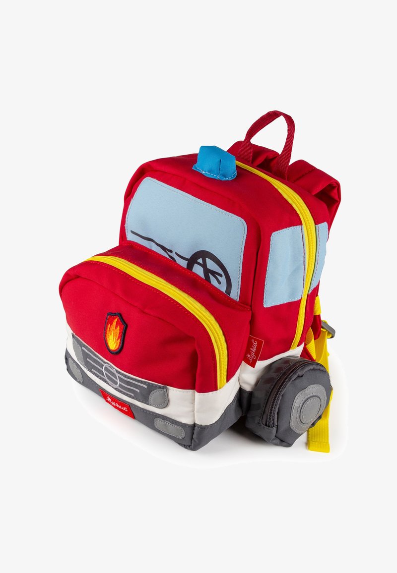 Sac à dos camion de pompiers rouge avec des accents bleus, des fermetures éclair jaunes et un logo de flammes brodé. Comprend des bretelles rembourrées et un design de roues texturé.