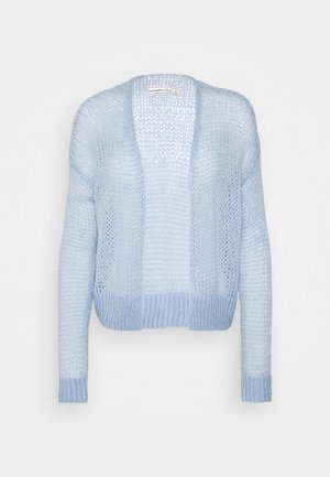 Hellblauer Strickcardigan mit offenem, lockerem Vorderteil, langen Ärmeln und einem strukturierten, luftigen Muster. Die Ärmelbündchen und der Saum sind gerippt.