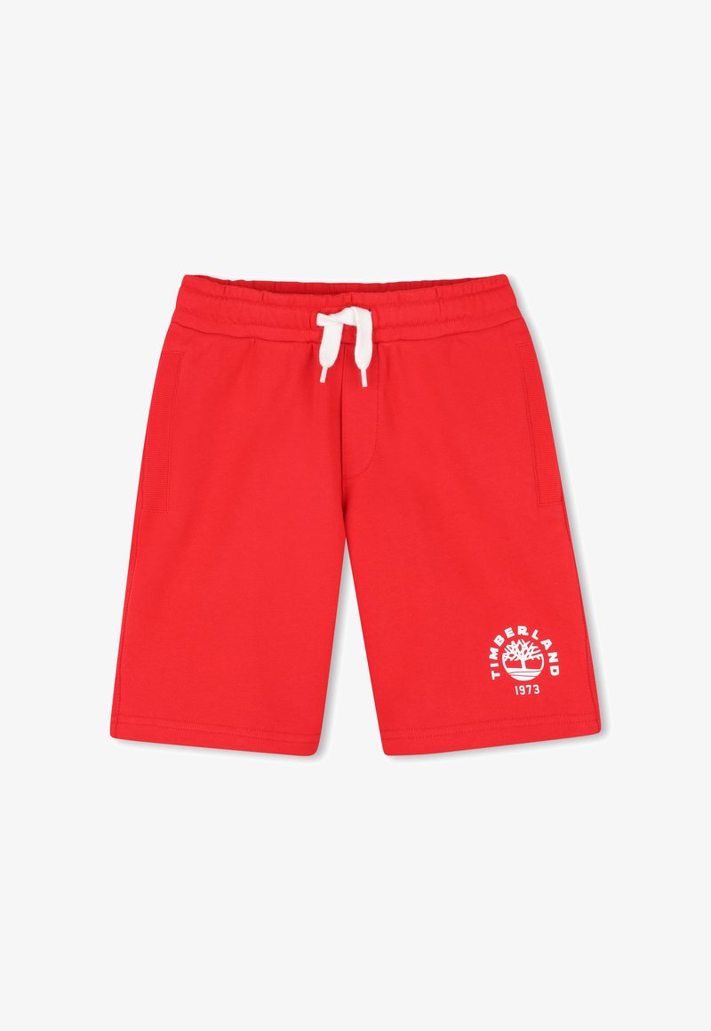Shorts décontractés rouges avec cordon de serrage blanc, poches latérales, et logo Timberland blanc avec arbre et "1973" sur la jambe gauche.