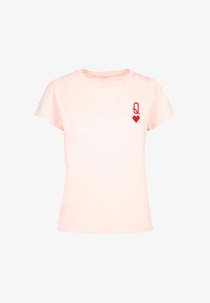 Vaaleanpunainen puuvillapaita, jossa on punainen "Q" ja sydänkuvio vasemmassa rinnassa. Lyhyet hihat ja klassinen pyöreä kaula-aukko.