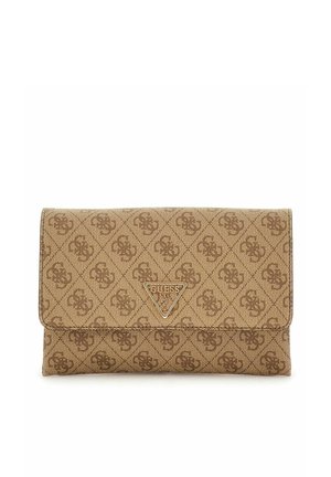 Portefeuille rectangulaire marron de la marque Guess avec un motif répétitif de logos et une plaque métallique triangulaire logo Guess sur le rabat avant.