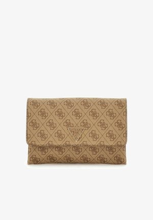 Portefeuille rectangulaire marron de la marque Guess avec un motif répétitif de logos et une plaque métallique triangulaire logo Guess sur le rabat avant.