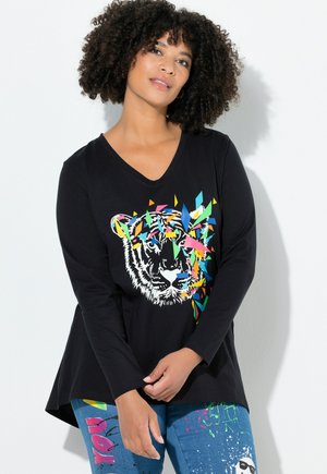 T-shirt nera a maniche lunghe a V con grafica di tigre in colori geometrici vivaci. Materiale in cotone morbido con un design a vestibilità rilassata.
