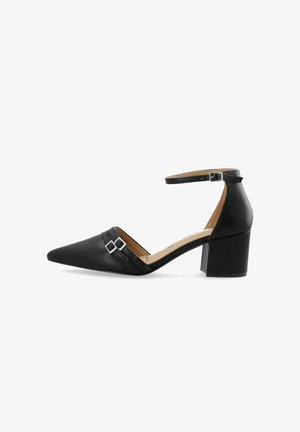 Chaussure à talon haut en cuir noir avec un bout pointu, bride de cheville, détails en boucle en argent et un talon épais. Texture lisse et design classique.