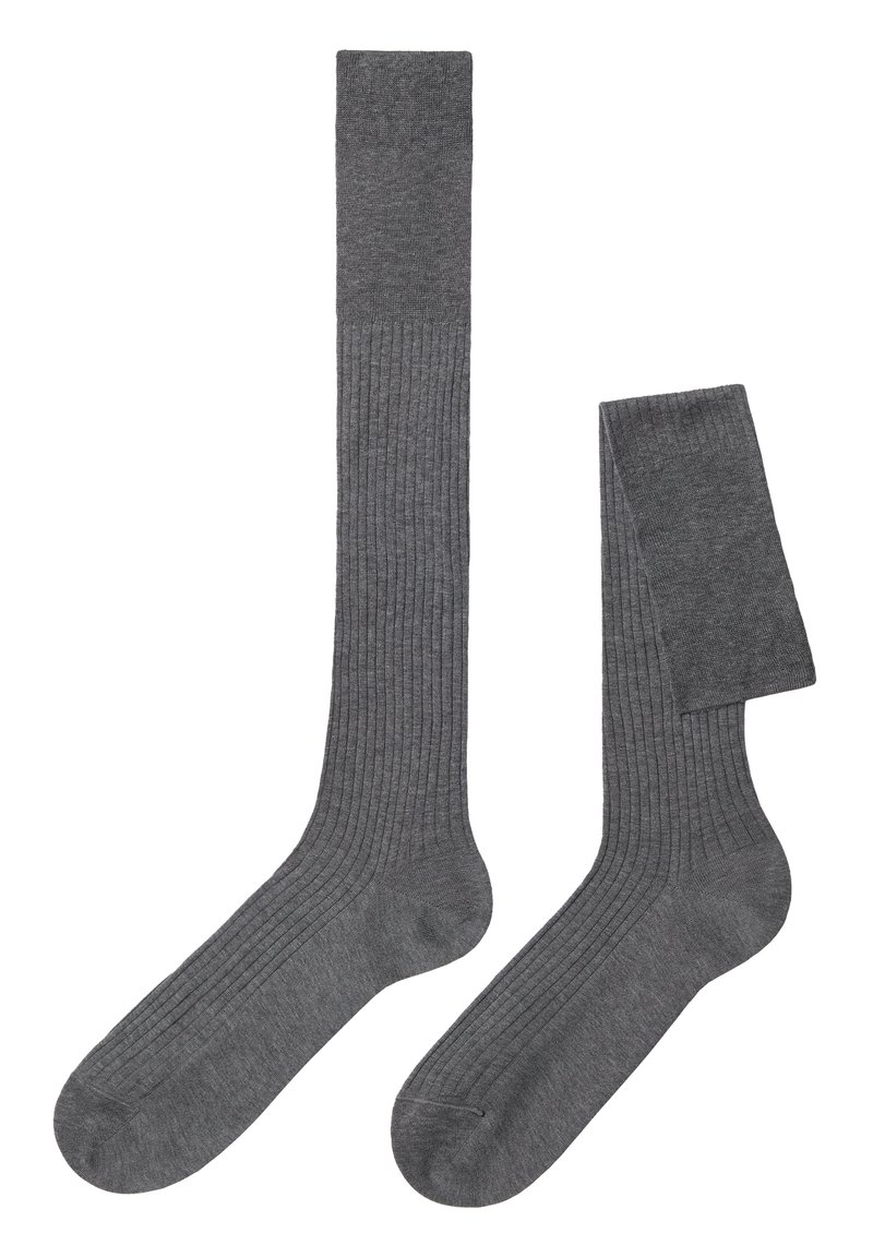 Graue kniehohe Socken mit einem gerippten Muster, die einen glatten oberen Bereich und eine verstärkte Ferse besitzen, konzipiert für Komfort und Langlebigkeit.