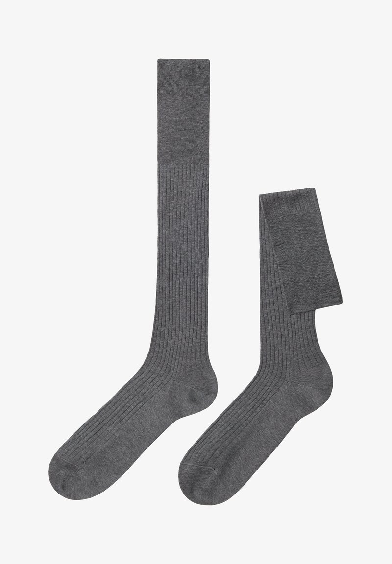 Graue kniehohe Socken mit einem gerippten Muster, die einen glatten oberen Bereich und eine verstärkte Ferse besitzen, konzipiert für Komfort und Langlebigkeit.