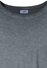 T-shirt gris à col rond avec une étiquette blanche visible portant la mention "CECIL" cousue à l'intérieur du col.