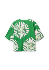 Camiseta de manga corta verde con un gran estampado floral en rosa, con un corte relajado y escote redondo. Textura suave, diseño casual.