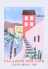 Grafisk design som viser en fargerik tropisk scene med palmer med paljetter, trapper, bygninger i pastellfarger, og teksten "PARADISE FOR LIFE".