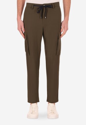 Pantaloni cargo verde oliva realizzati in un tessuto leggero, dotati di vita regolabile con cordino, due tasche laterali e una vestibilità aderente alla caviglia.