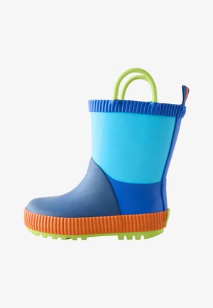 Barevná dětská gumová bota s modrými, světle modrými a oranžovými částmi, zelenou podrážkou a dvojitými zelenými úchyty na bílém pozadí.