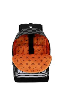 Zwart-wit geblokte rugzak met een oranje interieur, voorzien van een herhalend zwart patroon van sterren en scharen. Verstelbare riemen.