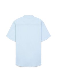 Camicia azzurra a maniche corte con colletto, mostrata da dietro con orlo dritto e cucitura semplice sulla parte superiore della schiena.