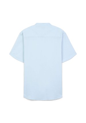 Hellblaues kurzärmeliges Hemd mit Kragen, geradem Schnitt und glatter, gewebter Textur. Keine sichtbaren Muster oder Akzente.