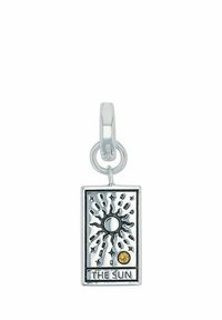 Ciondolo rettangolare argento con design del sole, raggi, stelle, una piccola gemma gialla e il testo "IL SOLE" in fondo, attaccato a un anello.