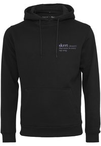 Svart hettegenser med en frontlomme, snor for hette, og lilla tekst: "skrrt (skuurtt) den lyden i hver raplåt."