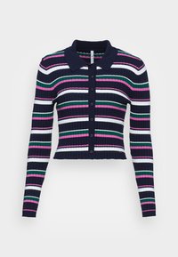 Cárdigan de canalé corto con base azul marino, que presenta franjas horizontales en rosa, blanco, verde y azul oscuro. Con botones en la parte delantera y detalle en el collar.