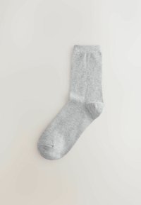 Helehall hall puuvillane sokk, sileda tekstuuriga, soonilise varrukaga ja ümarate varvastega. Lihtne disain ilma mustrite või kaunistusteta.