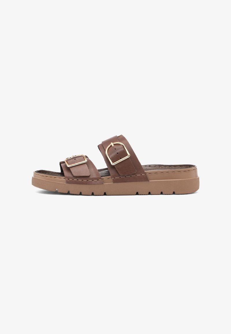 Sandale slide marron avec deux brides réglables ornées de boucles dorées et une semelle en caoutchouc texturée.