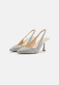 Escarpins argentés à talon slingback avec un bout pointu, ornés de petites gemmes et d'un motif texturé. Présentent un talon bloc transparent rehaussé de touches de teal.