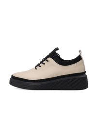 Beige Leder-Sneaker mit schwarzem Textil-Innenfutter, ausgestattet mit einer dicken, schwarz gerippten Sohle und schwarzen Schnürsenkeln für einen sicheren Halt.