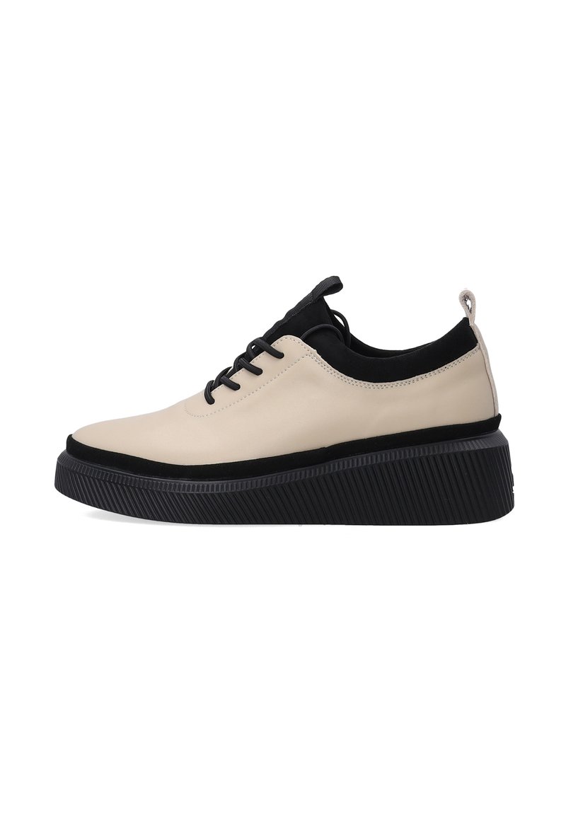 Beige Leder-Sneaker mit schwarzem Textil-Innenfutter, ausgestattet mit einer dicken, schwarz gerippten Sohle und schwarzen Schnürsenkeln für einen sicheren Halt.