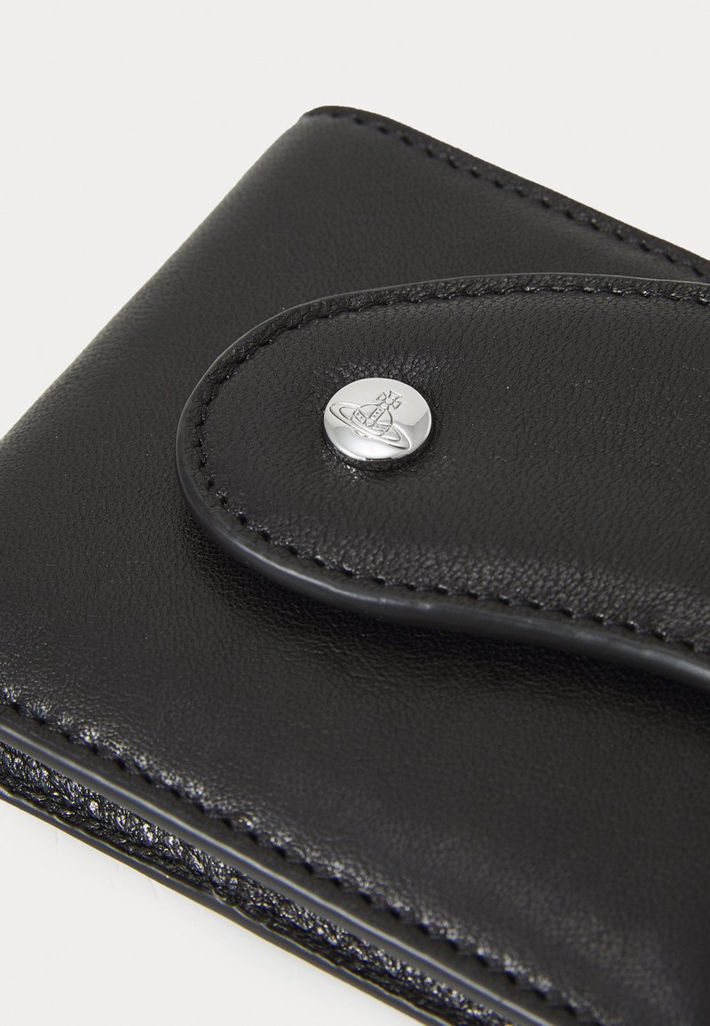 Zwarte leren portemonnee met een ronde klep, zilveren drukknoopsluiting en zichtbare stiksels langs de randen. Gladde textuur met minimale details.