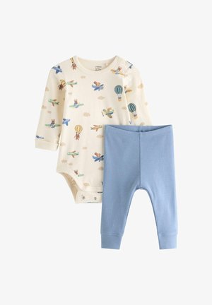 Body bébé crème à manches longues avec imprimé pilote animalier et montgolfière, associé à un pantalon bébé côtelé bleu clair uni.