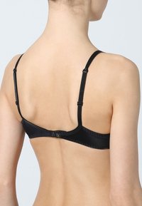 Zwarte bh met verstelbare bandjes en een haak-en-oogsluiting, gemaakt van een soepele stof met een subtiele glans en delicate stikdetails.