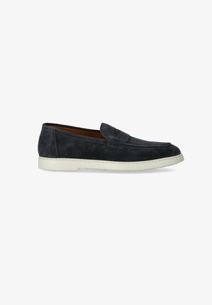 Scarpa slip-on in suede grigio scuro con punta arrotondata, dettagli di cucitura in evidenza e suola in gomma bianca. Interno foderato in marrone.
