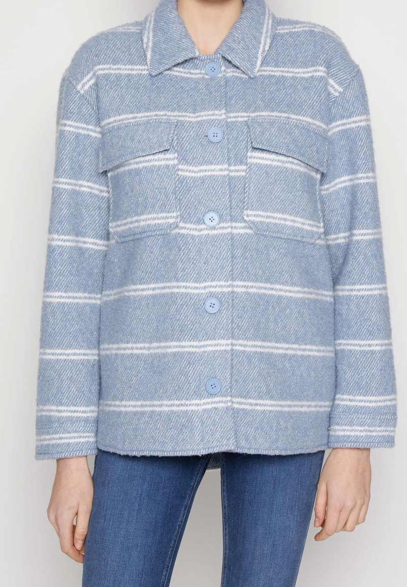 Blå och vit randig ullblandad jacka med krage, två framfickor och knappstängning, som har en strukturerad yta och avslappnad passform.
