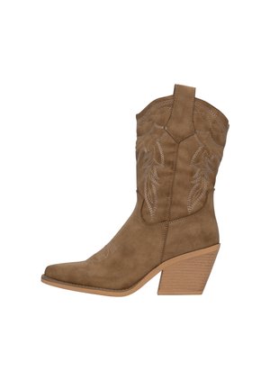 Stivale cowboy in suede marrone con punta aguzza, cuciture decorative e tacco a piattaforma. Presenta un design a metà polpaccio e linguette laterali per il tiraggio.