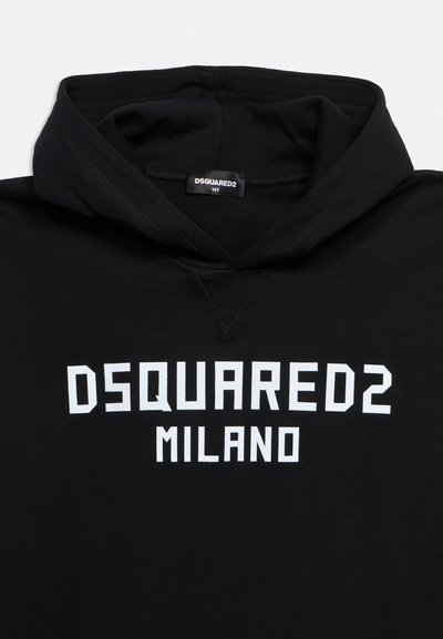 Μαύρο φούτερ με κουκούλα, με λευκό κείμενο "DSQUARED2 MILANO" τυπωμένο στο μπροστινό μέρος και ετικέτα μεγέθους DSQUARED2 μέσα στον γιακά.