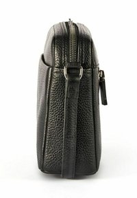 Czarna skórzana torba z teksturowaną powierzchnią, prostokątnym kształtem, górnym zamkiem błyskawicznym i krótkim paskiem. Posiada subtelne przeszycia i metalowe elementy ozdobne.