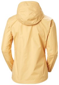Chaqueta impermeable de color amarillo claro con capucha. Presenta puños elásticos y una textura suave. Vista trasera que muestra un diseño minimalista.