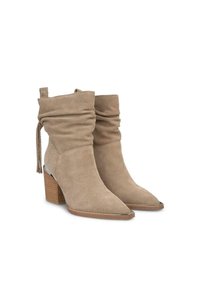 Botines de ante beige con un diseño arrugado, puntera afilada y un distintivo tacón de madera en ángulo con detalles metálicos.