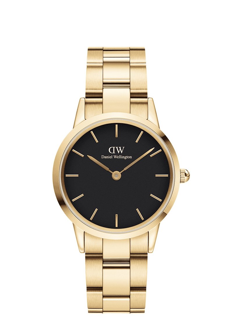 Reloj de pulsera en tono dorado con un dial negro, que presenta marcadores de horas minimalistas, manecillas luminiscentes y un diseño de pulsera de eslabones.