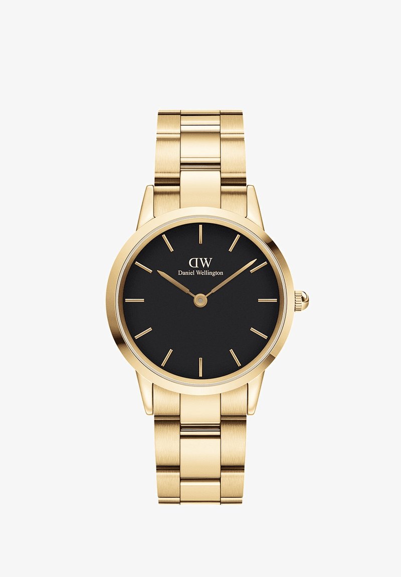 Reloj de pulsera en tono dorado con un dial negro, que presenta marcadores de horas minimalistas, manecillas luminiscentes y un diseño de pulsera de eslabones.