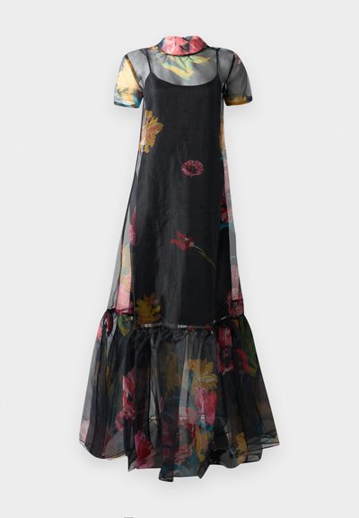 Vestido negro de flores con tejido transparente, mangas cortas y un dobladillo acampanado con detalles de volantes, adornado con patrones de flores coloridas.