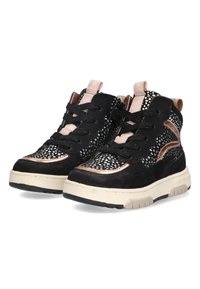 Zwarte suède high-top sneakers met een stippenpatroon, roségouden accenten, een dikke zool en zwarte veters. De textuur van de bovenkant voegt visuele interesse toe.