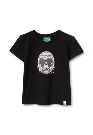 Czarna koszulka z krótkim rękawem z postacią z kreskówki Kuromi trzymającą różowy kubek wewnątrz owalnej ramki z słodyczami i napisem "KUROMI" powyżej.