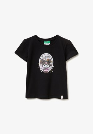 T-shirt nera a maniche corte con un personaggio dei cartoni animati Kuromi che tiene una tazza rosa all'interno di una cornice ovale con dolci e la scritta "KUROMI" sopra.