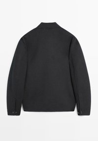 Giacca nera, design strutturato, maniche lunghe, colletto, tessuto con una texture liscia, polsini con due bottoni, senza motivi o dettagli visibili.
