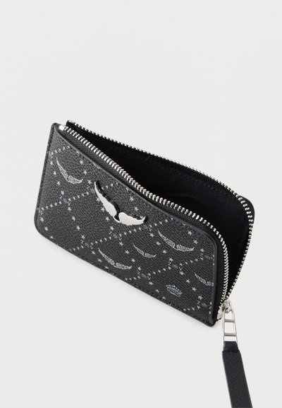 Μαύρο πορτοφόλι με φερμουάρ, διακοσμημένο με ασημένια σχέδια φτερών και μεταλλικό λογότυπο σε σχήμα φτερού σε υφή επιφάνεια, μερικώς ανοιχτό που δείχνει μαύρο εσωτερικό.