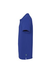 Blauwe polo met korte mouwen van zachte stof, voorzien van een klassieke kraag, zijsplitten en een groen label aan de onderkant.